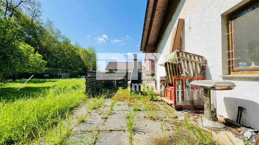 Altengerechtes Wohnen mit Charme: Großzügiger Bungalow auf großem Grundstück + Nebengebäude - Terrasse 1 Seite